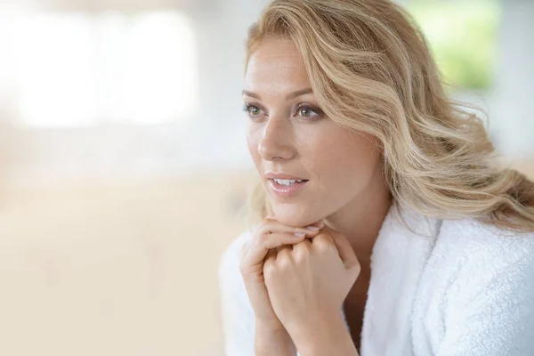 Frau entspannt in Badewanne — Stockfoto