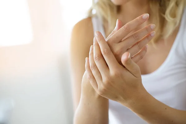 Manos de mujer aplicando crema hidratante para las manos —  Fotos de Stock