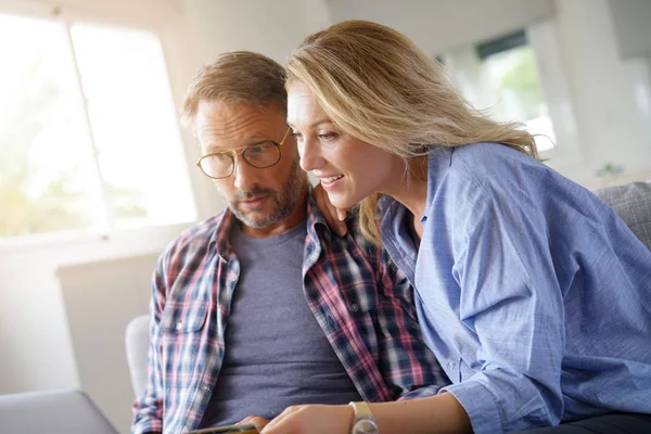 Couples matures achetant sur internet — Photo