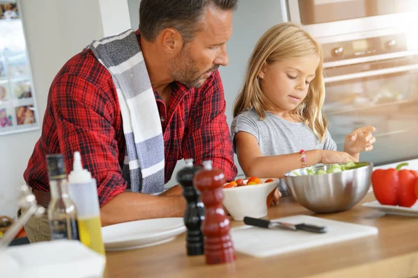 Vater Und Tochter Kochen Gemeinsam Nudelgericht — Stockfoto