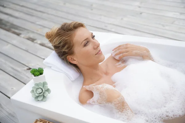 Frau entspannt sich in Badewanne im Freien — Stockfoto