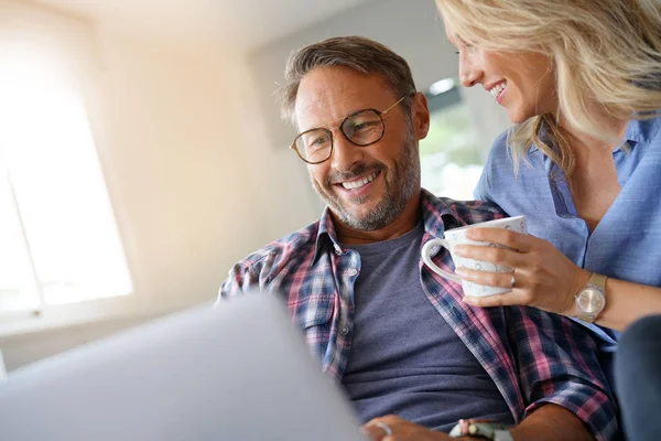 Mature couple connected on internet — Stock Photo, Image