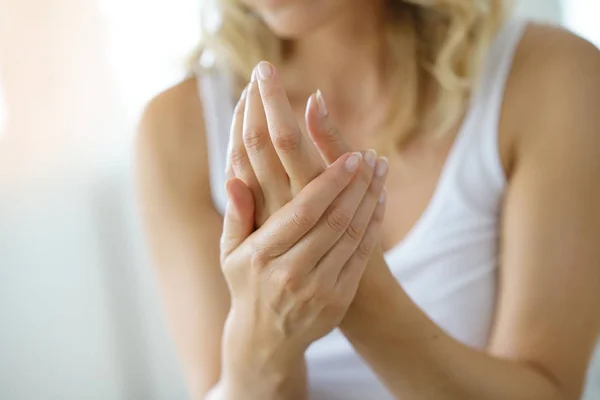 Kvinnans händer tillämpa mjukgörande handkräm- — Stockfoto
