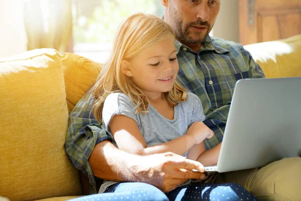 Papi con niña usando laptop Fotos De Stock Sin Royalties Gratis