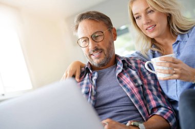 Olgun çift internet üzerinden bağlı 