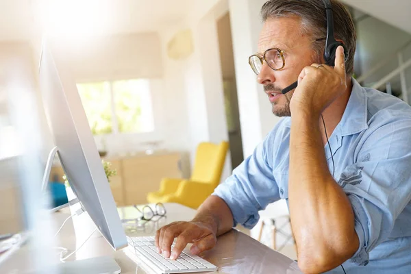 Evden çalışan bir iş adamı.