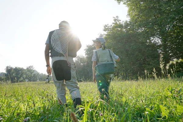 Papa et fils marchant dans le champ — Photo