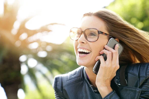 Kız telefonda konuşuyor.