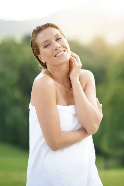 Bella donna in piedi fuori — Foto Stock