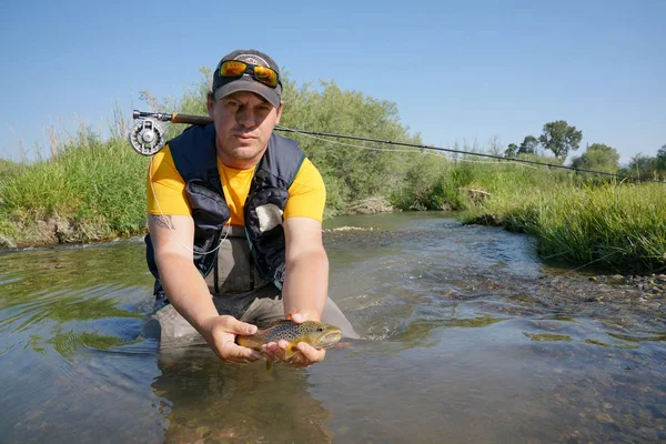 Pêcheur attrapant la truite brune — Photo