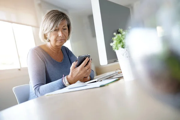 Mulher trabalhando no escritório usando smartphone — Fotografia de Stock