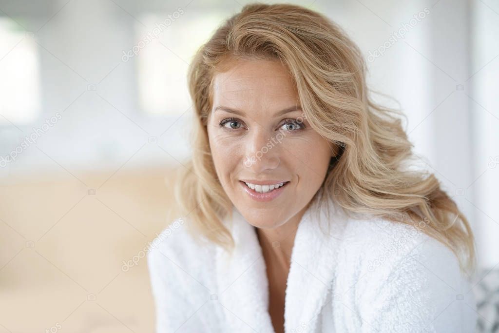  woman relaxing in bath