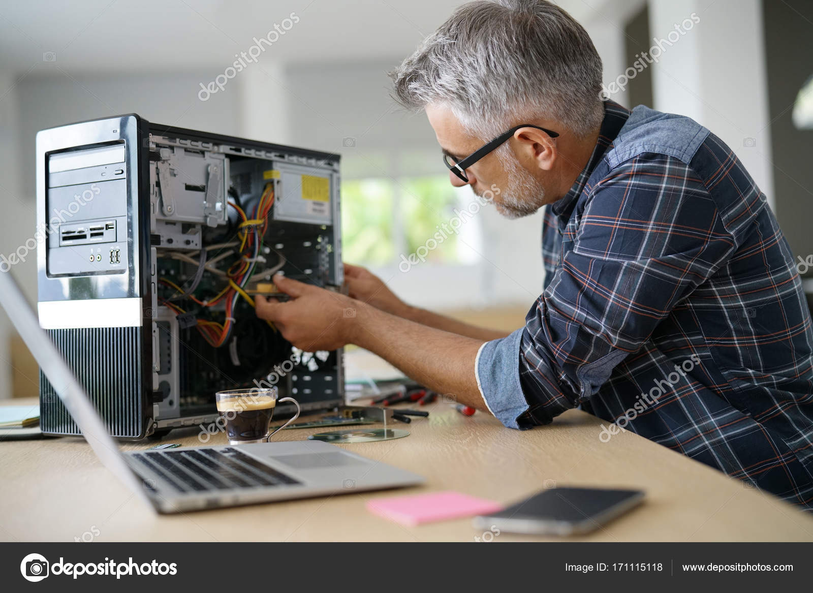 Трейдер разбил комп. Доволен ремонтом компьютерной техники фото. John try to fix his computer. John try to fix his computer. Ошибка игрока гифка.