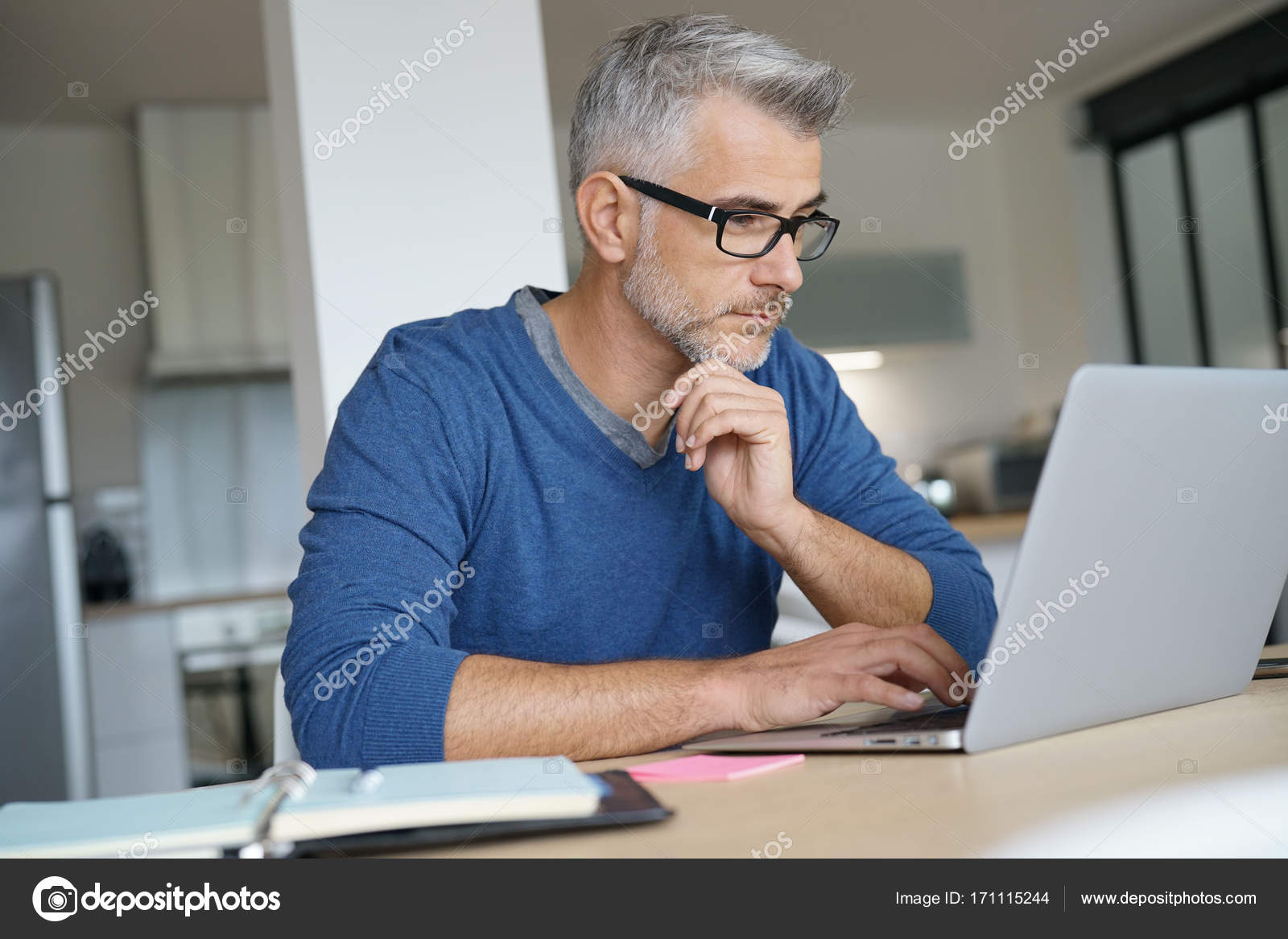 Senior business woman. Взрослые за пк. Девушка за ноутбуком. Офис менеджер. Поиск работы.