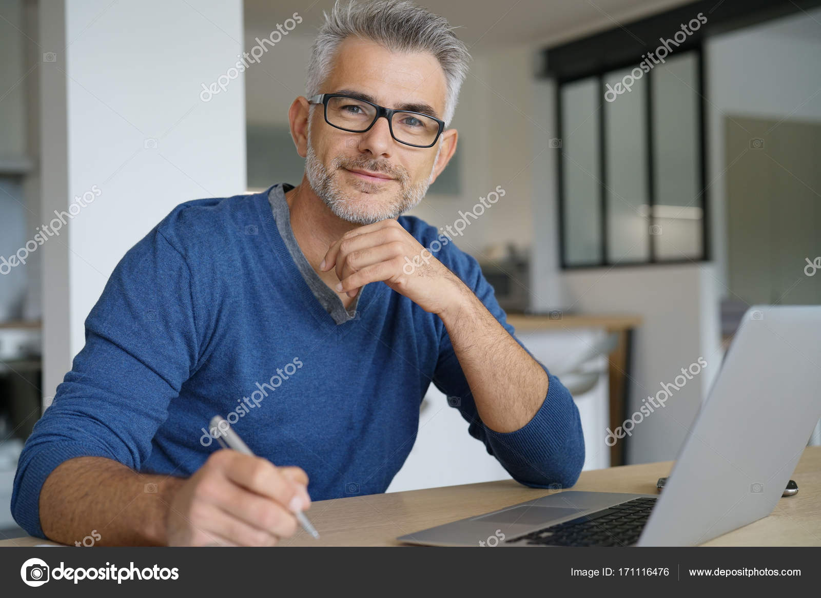 пенсионер в офисе. работа с пожилыми людьми. женщина в возрасте работает. умный мужчина в очках. человек работает.