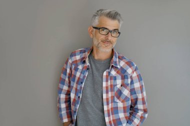 gri saç ayakta olan adam 