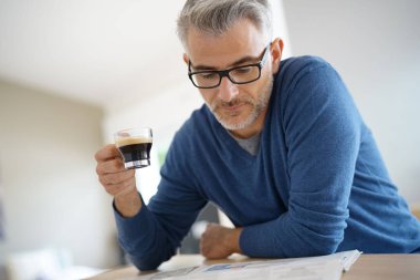 adam evde kahve içme 