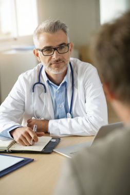 Doktor hastayla konuşuyor.