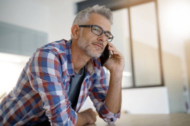 adam evde smartphone kullanarak