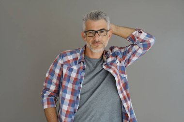 gri saç ayakta olan adam 