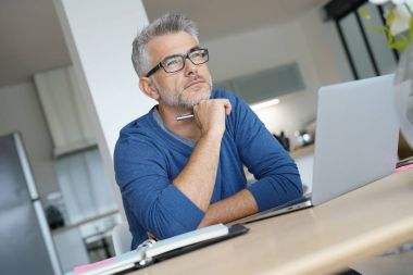 Çalışan orta yaşlı adam 