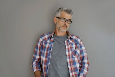 gri saç ayakta olan adam 