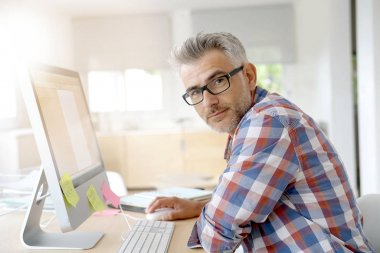 Ofiste çalışan web tasarımcı 