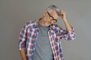 gri saç ayakta olan adam 