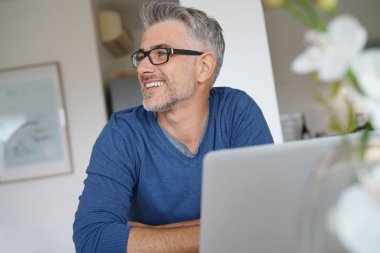 Çalışan orta yaşlı adam 