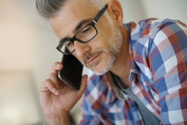 adam evde smartphone kullanarak