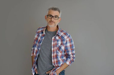 gri saç ayakta olan adam 