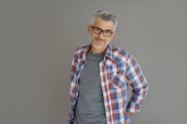 gri saç ayakta olan adam 