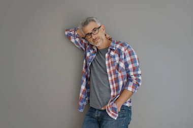 gri saç ayakta olan adam 