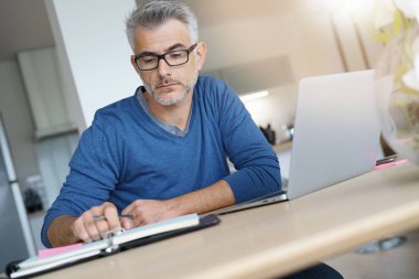 Çalışan orta yaşlı adam 