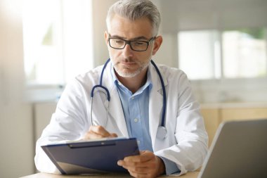 hasta dosya üzerinde çalışmayı doktor