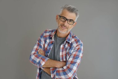 gri saç ayakta olan adam 