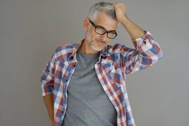 gri saç ayakta olan adam 