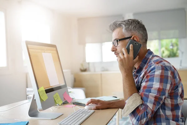 Homme d'affaires au bureau parlant — Photo