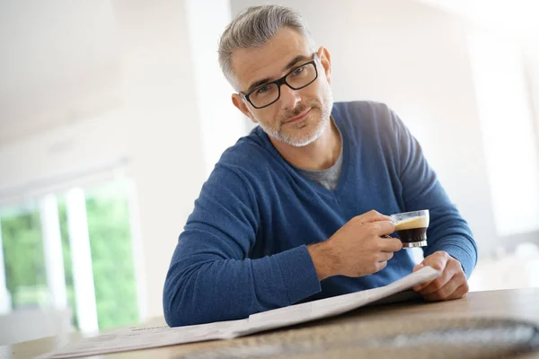Мужчина дома пьет кофе — стоковое фото