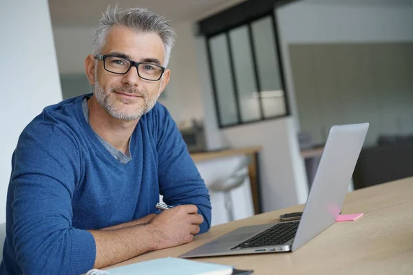 Hombre de mediana edad trabajando — Foto de Stock