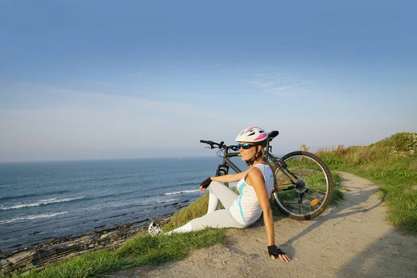 Athletic girl on bike ride — Stock Photo, Image