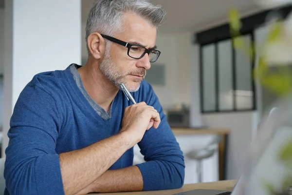 Mann mittleren Alters arbeitet — Stockfoto