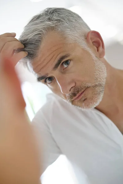 Homem verificando cabelo — Fotografia de Stock