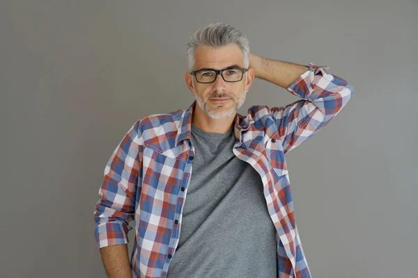 Mann mit grauen Haaren stehend — Stockfoto