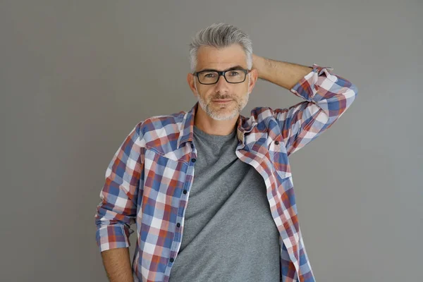 Uomo con capelli grigi in piedi — Foto Stock