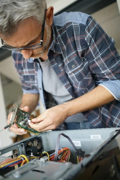 Techniker repariert Computer — Stockfoto