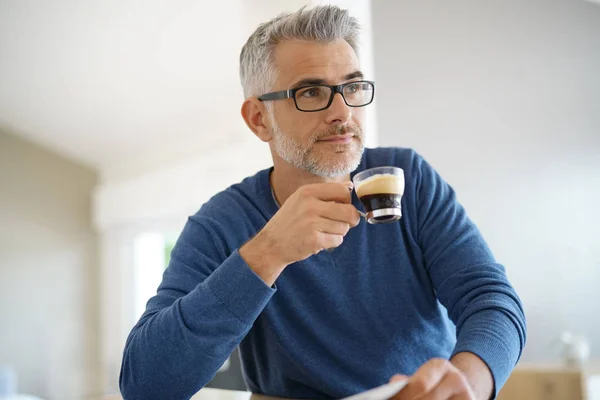 Otthon az ember iszik kávét — Stock Fotó
