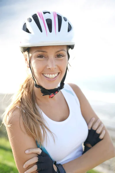 Femme à vélo — Photo