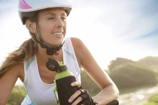 Woman on biking journey drinking — Stock Photo, Image