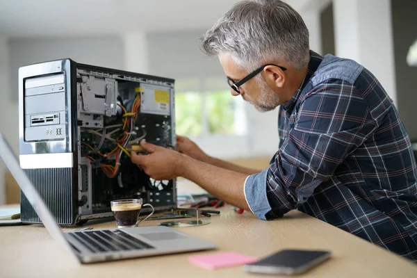 Technician repairing computer — Stock Photo, Image